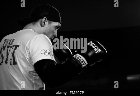 Kiev, Ucraina. Il 15 aprile, 2015. È stato aperto sulla formazione Aleksandr Usyk prima di lottare con il russo Andrei Knyazev. Sabato 18 Aprile presso il Palais des Sports Boxe show si svolgerà nel centro di corrispondenza è campione intercontinentale per la WBO heavyweight Usyk Alexander (6 vittorie, 6 - KO) terrà la seconda difesa del titolo. Avversario sarà campione russo nel primo heavyweight 29-anno-vecchio Andrei Knyazev (11 vittorie, 6 - KO, 1 perdita). Credito: Igor Golovnov/Alamy Live News Foto Stock