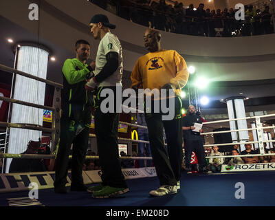 A Kiev in Ucraina, 15 Aprile 2015è stato aperto sulla formazione Aleksandr Usyk prima di lottare con il russo Andrei Knyazev. Xv Apr, 2015. Sabato 18 Aprile presso il Palais des Sports Boxe show si svolgerà nel centro di corrispondenza è campione intercontinentale per la WBO heavyweight Usyk Alexander (6 vittorie, 6 - KO) terrà la seconda difesa del titolo. Avversario sarà campione russo nel primo heavyweight 29-anno-vecchio Andrei Knyazev © Igor Golovniov/ZUMA filo/Alamy Live News Foto Stock