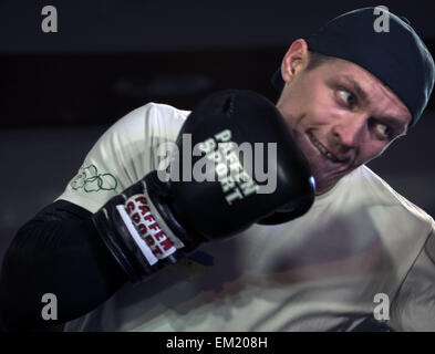 A Kiev in Ucraina, 15 Aprile 2015è stato aperto sulla formazione Aleksandr Usyk prima di lottare con il russo Andrei Knyazev. Xv Apr, 2015. Sabato 18 Aprile presso il Palais des Sports Boxe show si svolgerà nel centro di corrispondenza è campione intercontinentale per la WBO heavyweight Usyk Alexander (6 vittorie, 6 - KO) terrà la seconda difesa del titolo. Avversario sarà campione russo nel primo heavyweight 29-anno-vecchio Andrei Knyazev © Igor Golovniov/ZUMA filo/Alamy Live News Foto Stock