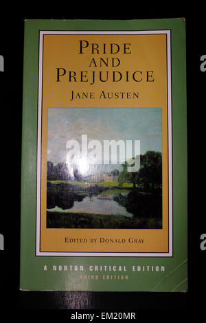 Il coperchio anteriore di Orgoglio e pregiudizio di Jane Austen fotografati contro uno sfondo nero. Foto Stock