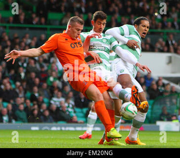 Glasgow, Scozia. Xv Apr, 2015. Premiership scozzese. Celtic rispetto a Kilmarnock. Virgilio van Dijk e Sammy Clingan bagarre per il credito a sfera: Azione Plus sport/Alamy Live News Foto Stock