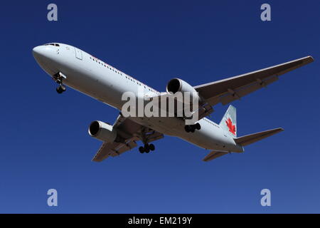 Boeing 767 C-GHOZ Air Canada sull approccio finale a YOW Ottawa, Canada, 15 aprile 2015 Foto Stock