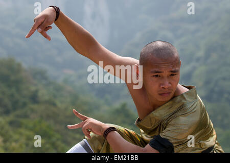 I monaci di Shaolin Songshan Tempio eseguire nei pressi di montagna Shaoshi, Zhengzhou, Dengeng County, nella provincia di Henan, Cina Foto Stock