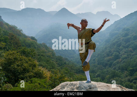 I monaci di Shaolin Songshan Tempio eseguire nei pressi di montagna Shaoshi, Zhengzhou, Dengeng County, nella provincia di Henan, Cina Foto Stock