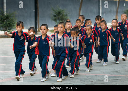 Giovani in treno in Kung Fu al Songshan Tempio Shaolin Wuseng Tuan Training Center, Dengeng, nella provincia di Henan, Cina Foto Stock