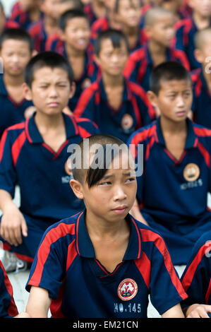 Giovani in treno in Kung Fu al Songshan Tempio Shaolin Wuseng Tuan Training Center, Dengeng, nella provincia di Henan, Cina Foto Stock