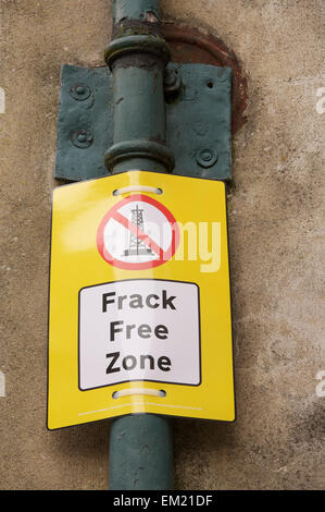 Protesta ambientale slogan. "Frack Free Zone". Un Greenpeace anti-fracking campagna di manifesti attaccati ad un tubo di drenaggio. Dorchester Dorset, Inghilterra, Regno Unito. Foto Stock