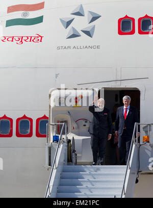 (150415) -- TORONTO, Aprile 15, 2015(Xinhua) -- Primo Ministro indiano Narendra Modi(L) arriva a Toronto Pearson International Airportat con il Primo Ministro canadese Stephen Harper(R) a Toronto, Canada, 15 aprile 2015. Primo Ministro indiano Narendra Modi è in Canada su una visita di tre giorni a Ottawa, Toronto e Vancouver. (Xinhua/Zou Zheng) Foto Stock