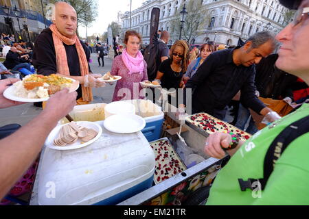 Londra, Regno Unito. Xv Apr, 2015. Cibo gratuito è fornito da Hare Krishna credito rimorchio: Rachel Megawhat/Alamy Live News Foto Stock