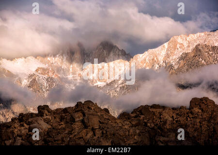 Una tempesta si muove in oltre il Monte Whitney Foto Stock