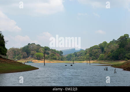 Lago presso la Riserva del Periyar in Thekkady, Kerala India Foto Stock