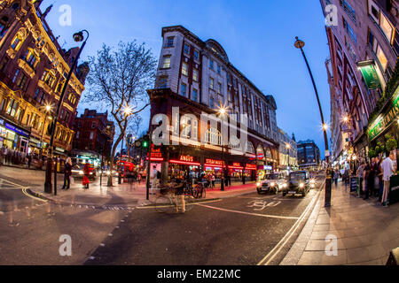 La carbonizzazione Cross road di notte London REGNO UNITO Foto Stock