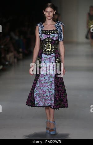 Sao Paulo, Brasile. Xv Apr, 2015. Un modello presenta una creazione di "Lolitta' collezione estate, durante il Sao Paulo Fashion Week, in Sao Paulo il apr. 15, 2015. © Rahel Patrasso/Xinhua/Alamy Live News Foto Stock