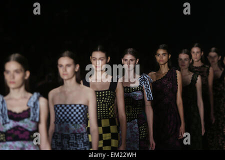 Sao Paulo, Brasile. Xv Apr, 2015. I modelli presenti creazioni di 'Lolitta' collezione estate, durante il Sao Paulo Fashion Week, in Sao Paulo il apr. 15, 2015. © Rahel Patrasso/Xinhua/Alamy Live News Foto Stock