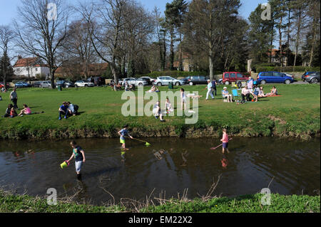 Famiglie paddling e la pesca nel fiume Leven in grande Ayton, North Yorkshire UK Gran Bretagna. Foto Stock