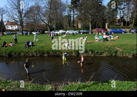 Famiglie paddling e la pesca nel fiume Leven in grande Ayton, North Yorkshire UK Gran Bretagna. Foto Stock