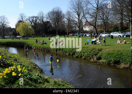 Famiglie paddling e la pesca nel fiume Leven in grande Ayton, North Yorkshire UK Gran Bretagna. Foto Stock