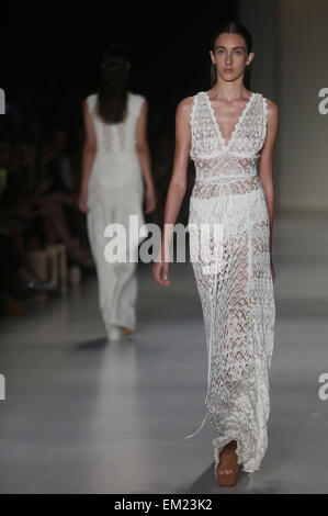 Sao Paulo, Brasile. Xv Apr, 2015. Un modello presenta una creazione di "Lolitta' collezione estate, durante il Sao Paulo Fashion Week, in Sao Paulo il apr. 15, 2015. © Rahel Patrasso/Xinhua/Alamy Live News Foto Stock