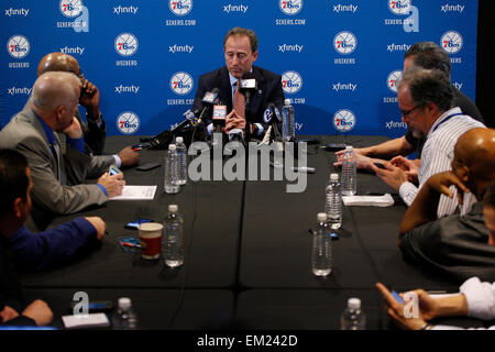 Philadelphia, Pennsylvania, USA. Xv Apr, 2015. Philadelphia 76ers principale proprietario Joshua Harris colloqui domande da parte dei media prima del gioco NBA tra Miami Heat e la Philadelphia 76ers presso la Wells Fargo Center di Philadelphia, Pennsylvania. © csm/Alamy Live News Credito: Cal Sport Media/Alamy Live News Foto Stock