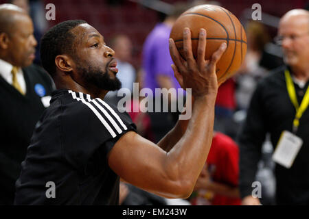 Philadelphia, Pennsylvania, USA. Xv Apr, 2015. Miami Heat guard Dwyane Wade (3) spara il pallone durante la prima gara NBA tra Miami Heat e la Philadelphia 76ers presso la Wells Fargo Center di Philadelphia, Pennsylvania. © csm/Alamy Live News Credito: Cal Sport Media/Alamy Live News Foto Stock