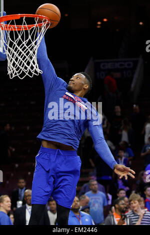 Philadelphia, Pennsylvania, USA. Xv Apr, 2015. Philadelphia 76ers avanti Robert Covington (33) va per le dunk prima del gioco NBA tra Miami Heat e la Philadelphia 76ers presso la Wells Fargo Center di Philadelphia, Pennsylvania. © csm/Alamy Live News Credito: Cal Sport Media/Alamy Live News Foto Stock