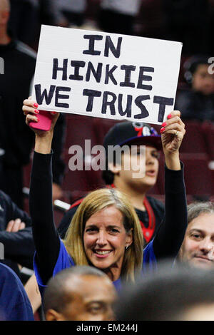 Philadelphia, Pennsylvania, USA. Xv Apr, 2015. Philadelphia 76ers ventola con un segno per il General Manager Sam Hinkie prima del gioco NBA tra Miami Heat e la Philadelphia 76ers presso la Wells Fargo Center di Philadelphia, Pennsylvania. © csm/Alamy Live News Credito: Cal Sport Media/Alamy Live News Foto Stock