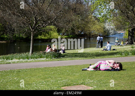 La donna a prendere il sole in Regents Park London REGNO UNITO Foto Stock