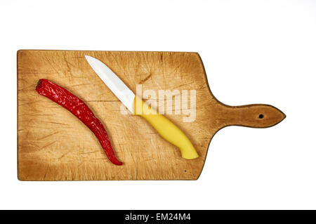 Il peperoncino sul vecchio tagliere di legno Foto Stock