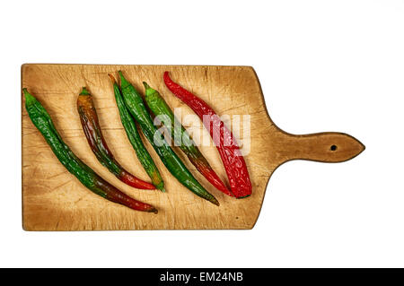 Il peperoncino sul vecchio tagliere di legno Foto Stock