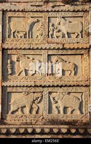Intaglio decorativo sulla parete del 84-Pillared il Cenotafio, Bundi, Rajasthan, India Foto Stock