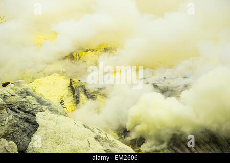 Miniera di zolfo all'interno del cratere di Kawah Ijen vulcano, Banyuwangi, Java, Indonesia Foto Stock