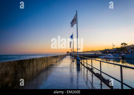 Passeggiata sulla Scogliera al tramonto, al porto di Santa Barbara in California. Foto Stock