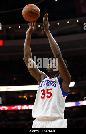 Philadelphia, Pennsylvania, USA. Xv Apr, 2015. Philadelphia 76ers center Henry Sims (35) Spara la palla durante il gioco NBA tra Miami Heat e la Philadelphia 76ers presso la Wells Fargo Center di Philadelphia, Pennsylvania. © csm/Alamy Live News Credito: Cal Sport Media/Alamy Live News Foto Stock