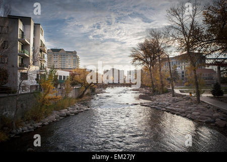 Il fiume Truckee nel centro di Reno. Foto Stock