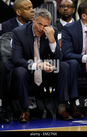 Philadelphia, Pennsylvania, USA. Xv Apr, 2015. Philadelphia 76ers head coach Brett Brown guarda dal banco durante il gioco NBA tra Miami Heat e la Philadelphia 76ers presso la Wells Fargo Center di Philadelphia, Pennsylvania. © csm/Alamy Live News Credito: Cal Sport Media/Alamy Live News Foto Stock