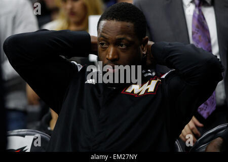 Philadelphia, Pennsylvania, USA. Xv Apr, 2015. Miami Heat guard Dwyane Wade (3) guarda dal banco durante il gioco NBA tra Miami Heat e la Philadelphia 76ers presso la Wells Fargo Center di Philadelphia, Pennsylvania. © csm/Alamy Live News Credito: Cal Sport Media/Alamy Live News Foto Stock