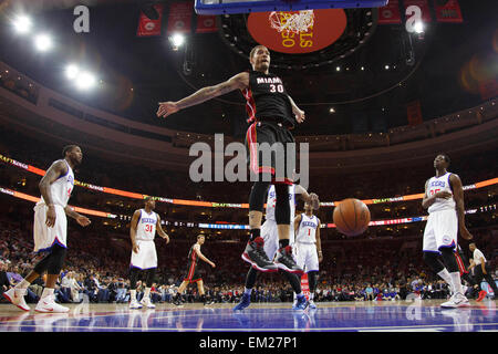 Philadelphia, Pennsylvania, USA. Xv Apr, 2015. Miami Heat forward Michael Beasley (30) reagisce al suo dunk durante il gioco NBA tra Miami Heat e la Philadelphia 76ers presso la Wells Fargo Center di Philadelphia, Pennsylvania. © csm/Alamy Live News Credito: Cal Sport Media/Alamy Live News Foto Stock