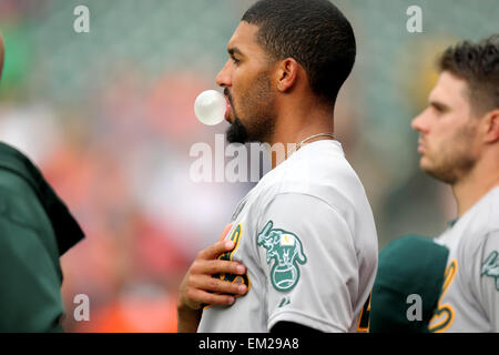 Houston, Texas, Stati Uniti d'America. Il 15 aprile, 2015. Oakland Athletics infielder Marcus Semien #10 prima della MLB stagione regolare il gioco tra la Houston Astros e Oakland Athletics dal Minute Maid Park a Houston, TX. Tutti i giocatori e i dirigenti indossava il numero 42 in onore di Jackie Robinson giorno nella Major League Baseball. Credito: csm/Alamy Live News Foto Stock