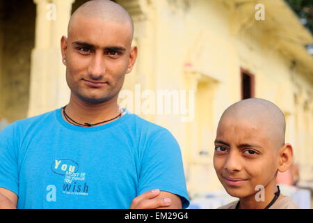 Persone a Hanuman Ghat dopo la balneazione sul Lago Pichola Foto Stock