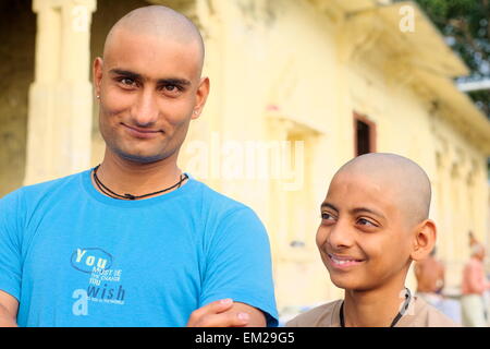 Persone a Hanuman Ghat dopo la balneazione sul Lago Pichola Foto Stock