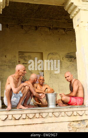 Persone a Hanuman Ghat dopo la balneazione sul Lago Pichola Foto Stock