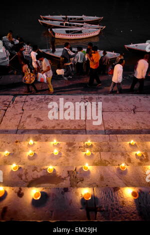 Il ghats di Varanasi durante Dev Deewapali Foto Stock