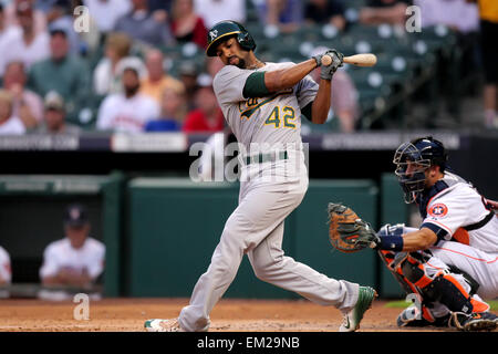 Houston, Texas, Stati Uniti d'America. Il 15 aprile, 2015. Oakland Athletics infielder Marcus Semien #10 oscilla per uno sciopero durante la MLB stagione regolare il gioco tra la Houston Astros e Oakland Athletics dal Minute Maid Park a Houston, TX. Tutti i giocatori e i dirigenti indossava il numero 42 in onore di Jackie Robinson giorno nella Major League Baseball. Credito: csm/Alamy Live News Foto Stock