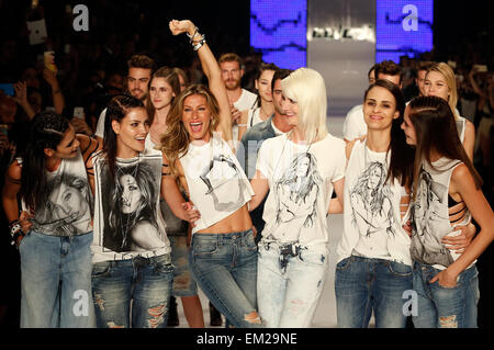 Sao Paulo, Brasile. Xv Apr, 2015. Il brasiliano supermodel Gisele Bundchen (3rd, L) reagisce al Colcci collezione estate mostrano, durante il Sao Paulo Fashion Week, in Sao Paulo, Brasile, il 15 aprile 2015. © Thiago Bernardes/TELAIO/AGENCIA ESTADO/Xinhua/Alamy Live News Foto Stock