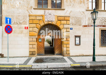 Il cancello al Prague street. Di fronte ai cancelli del segno e la lanterna. Foto Stock