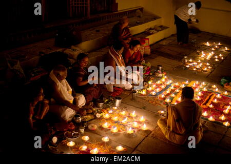 Il ghats di Varanasi durante Dev Deewapali Foto Stock