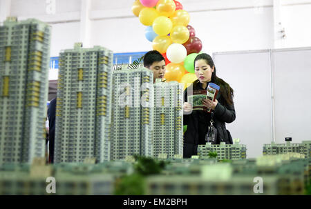 Shenyang, cinese della provincia di Liaoning. Xvi Apr, 2015. I residenti di consultare circa casa informazioni sulla proprietà in corrispondenza della molla di Shenyang Immobiliare Fiera del Commercio di Shenyang, capitale del nord-est della Cina di Provincia di Liaoning, Aprile 16, 2015. © Li pista/Xinhua/Alamy Live News Foto Stock