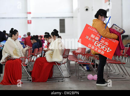 Shenyang, cinese della provincia di Liaoning. Xvi Apr, 2015. Venditori di prendere un periodo di riposo in corrispondenza della molla di Shenyang Immobiliare Fiera del Commercio di Shenyang, capitale del nord-est della Cina di Provincia di Liaoning, Aprile 16, 2015. © Li pista/Xinhua/Alamy Live News Foto Stock