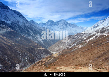 Movimento delle nubi sulle montagne Thaog, Himalaya, Nepal Foto Stock