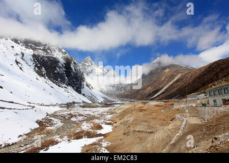 Movimento delle nubi sulle montagne Cho Oyu, Himalaya, Nepal Foto Stock